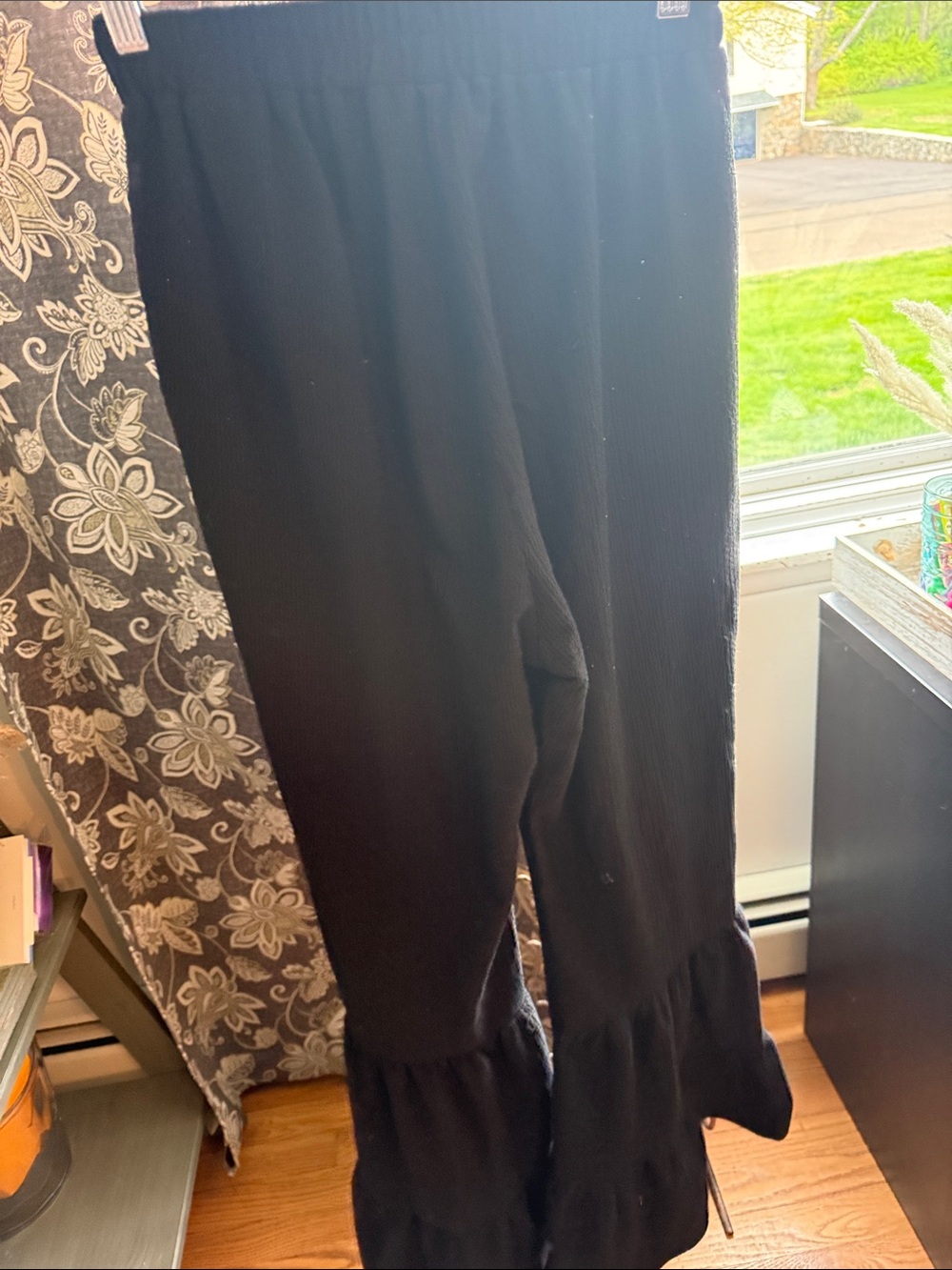 Black Ruffle-Hem Wide Leg Pants - Women's - Picture 5 of 5